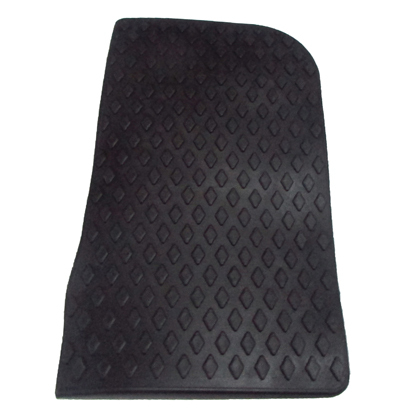 TAPETE ESTRIBO PRETO LE ESQUERDO 790S 7110S 7100 8140 8100 L80 13190 15190 17300