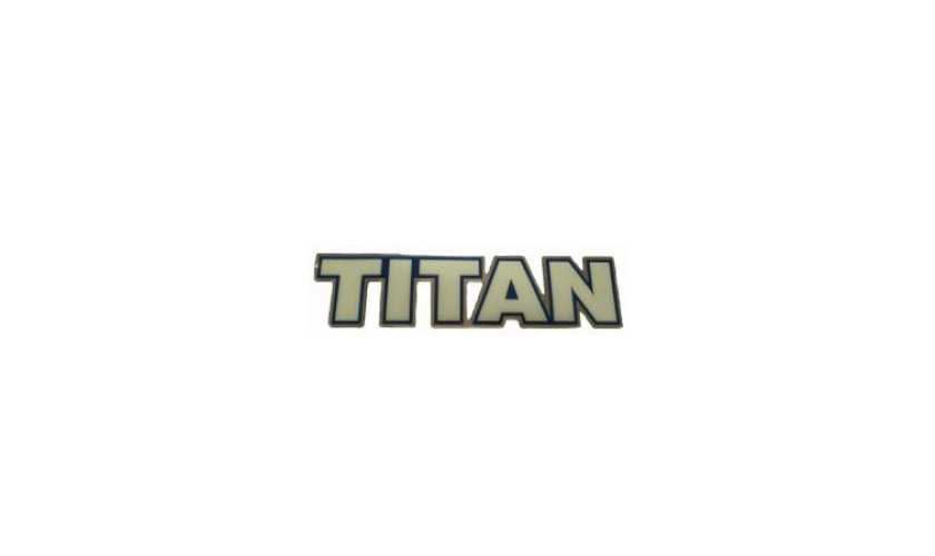 EMBLEMA COLANTE LATERAL TITAN PEQUENO VW S2000 17310 26310 18310 (2T0853737)