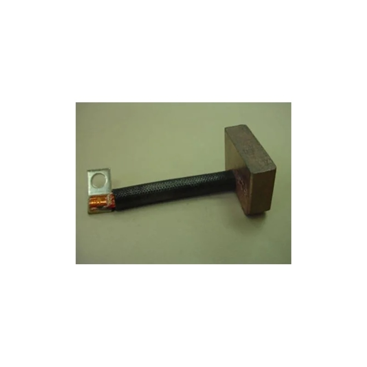 ESCOVAS POSITIVAS 28MT 12V DIVERSOS MOTOR PARTIDA 28MT 1113276/10479634/10479637